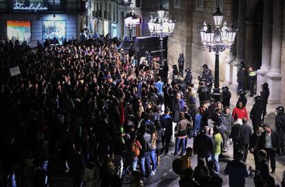 Manifestantes universitarios en la plaza Sant Jaume de Barcelona durante la jornada de protesta contra los recortes.