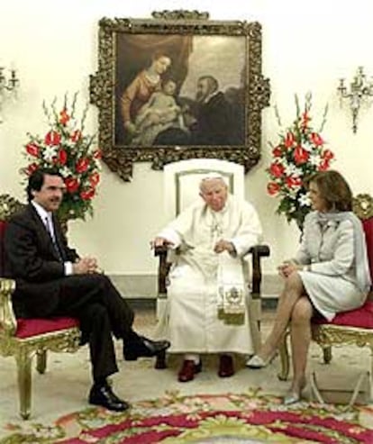 José María Aznar ha sido recibido por Juan Pablo II en la sede de la Nunciatura en Madrid. Al encuentro, que ha tenido carácter íntimo, también han acudido la esposa del presidente, Ana Botella, y sus hijos Ana y Alonso.