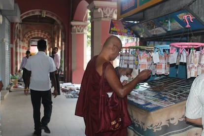 Monje budista comprando lotería.