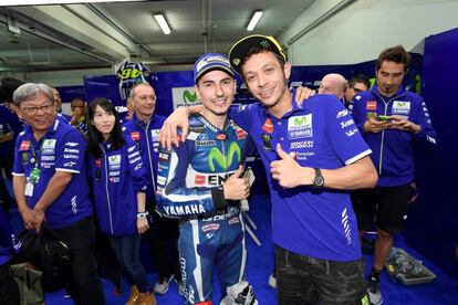 Lorenzo y Rossi, tras la carrera en Cheste.