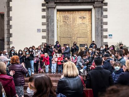 Concentración en Sagunto para protestar contra la decisión de la Cofradía de La Sangre, con 500 años de historia, de impedir la entrada de las mujeres por una cuestión de tradición.