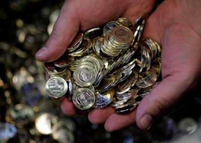 Monedas de euro recién acuñadas.