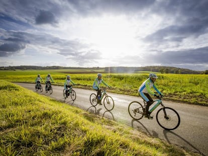 El pelotón de ciclistas aficionados durante la primera etapa, de París a Péronne (Francia).