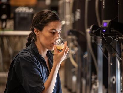 Lucía Carrillo, de Cervecería Itañeñe, realiza análisis de cerveza, en Ciudad de México, el 9 de marzo del 2024.