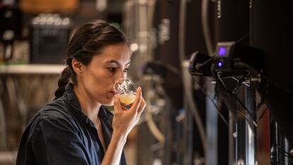 Lucía Carrillo, de Cervecería Itañeñe, realiza análisis de cerveza, en Ciudad de México, el 9 de marzo del 2024.