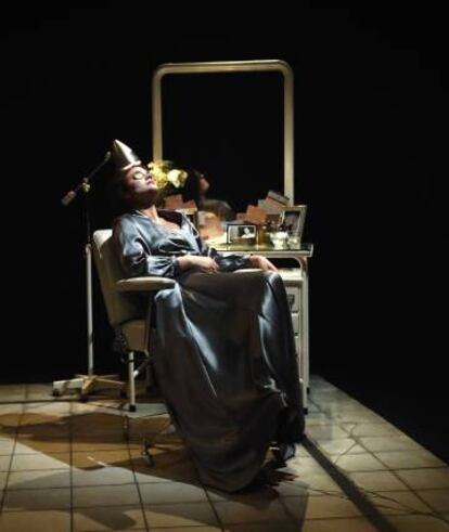 La actriz Garbiñe Insausti, protagonista de 'Édith Piaf. Taxidermia de un Gorrión'.