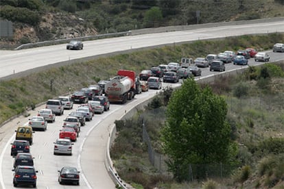 Atasco en la A-3 a la altura del kilómetro 40 en dirección a Valencia a las 13.30 de ayer.