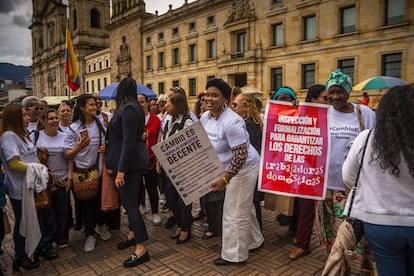 Trabajadoras domésticas en la Plaza de Bolívar en Bogotá (Colombia), el 29 de marzo de 2023. 