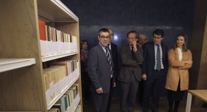 Jos&eacute; Mar&iacute;a Lassalle, segundo por la izquierda, en las nuevas instalaciones del Centro Documental de la Memoria Hist&oacute;rica en Salamanca.