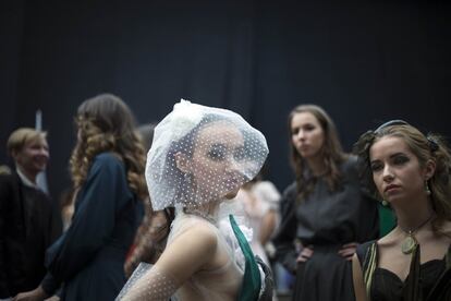 Modelos esperan en el 'backstage', durante la Fashion Week en Moscú, Rusia.