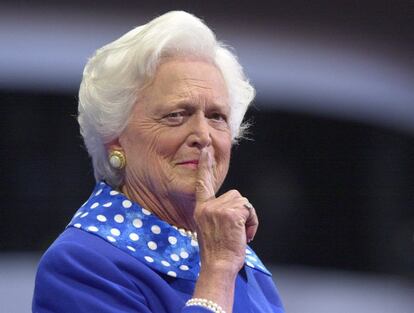 La exprimera dama estadounidense, Barbara Bush, manda callar al público asistente a un acto en Filadelfia (EE UU), el 1 de agosto de 2000.