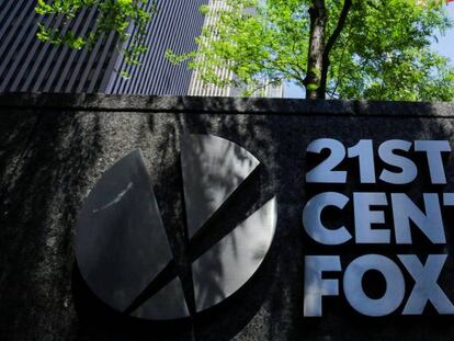 Logo de la compa&ntilde;&iacute;a Twenty-First Century Fox en las oficinas de Manhattan, Nueva York (EE UU).