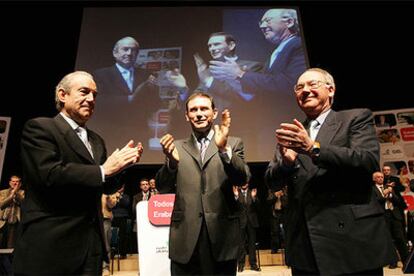 Carlos Garaikoetxea (izquierda), Juan José Ibarretxe y José Antonio Ardanza, en el Kursaal.