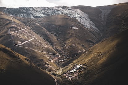 Vista de algunas estructuras de la mina nazi de Valborraz rodeada de las montañas que explotan pizarreras de Ourense y León.