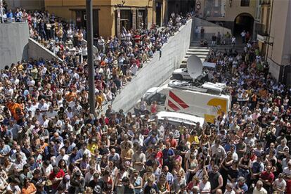 Mil personas se concentran en la localidad de Berga, que celebra sus fiestas, para condenar el crimen.