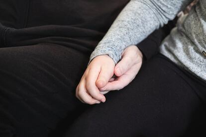 José Carlos Márquez y su hija Ruth se dan la mano.