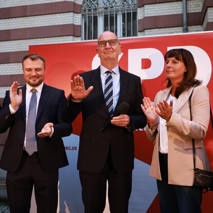 Potsdam (Germany), 22/09/2024.- Social Democratic Party (SPD) top candidate and Brandenburg State Premier Dietmar Woidke (C) gestures on stage next to his wife Susanne (2-R) after the first projections in the regional state parliament election in Brandenburg during the election evening of the regional Social Democratic Party (SPD) in Potsdam, Germany, 22 September 2024. (Elecciones, Alemania) EFE/EPA/CLEMENS BILAN
