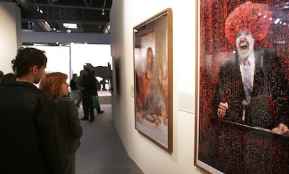 Unos visitantes pasan ante dos fotografías obra de Joan Fontcuberta, en el pabellón de EL PAÍS, en la feria de arte ARCO 2007, que se celebró en el Ifema de Madrid.Fue la primera ocasión en que EL PAÍS dedicó su espacio en la feria a la fotografía de forma monográfica.Fontcuberta seleccionó imágenes de diversas series recorriendo su trayectoria artística de 30 años.