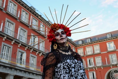 Una mujer vestida de catrina ―figura de calavera― durante el Día de Muertos en Madrid.