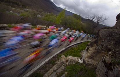 Los ciclistas, a su paso por Miraflores de la Sierra.