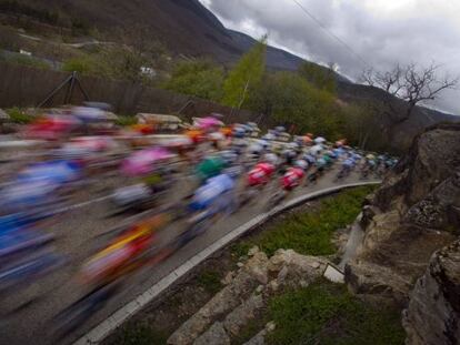 Los ciclistas, a su paso por Miraflores de la Sierra.