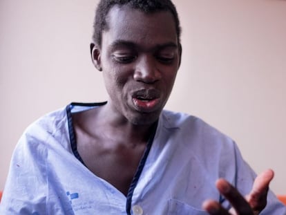 Mamadou Diara, antes de salir del hospital melillense.