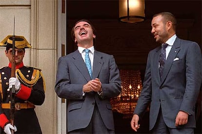 José María Aznar y el rey Mohamed VI, en la puerta de La Moncloa, en septiembre de 2000