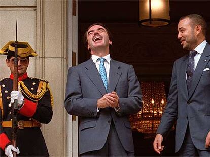 José María Aznar y el rey Mohamed VI, en la puerta de La Moncloa, en septiembre de 2000
