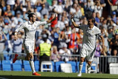 Gareth Bale (i) celebra el gol del Real Madrid con Pepe.