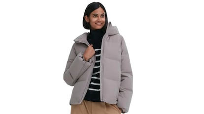 Parka de plumas gris de Uniqlo para mujer, estilo cut out y perfecta para un look groutfit.