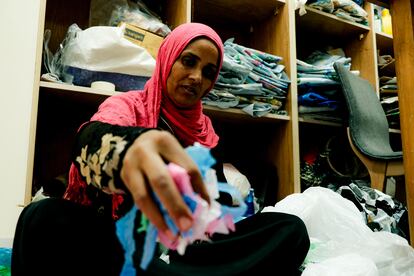  Um Dunia trabaja cortando y mezclando bolsas de plástico de colores para reciclarlas en distintos productos.