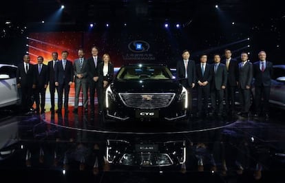 Mary Barra, ejecutiva de General Motors, junto a un Cadillac CT6