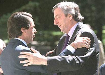 Aznar recibe a Kirchner, ayer, en el palacio de la Moncloa.