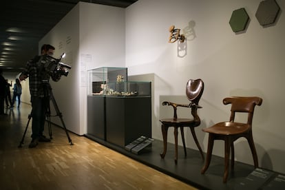 Réplicas de muebles de Gaudí y joyería de Masriera que se pueden seguir comprando hoy en día.