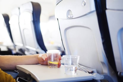 El aire acondicionado extremo que suele haber en los aviones causa que la humedad de la cabina sea, según informa Qantas, <a href="https://www.qantas.com/travel/airlines/your-health-inflight/global/es" target="_blank">inferior al 25%,</a> lo que provoca sequedad en la nariz, garganta y los ojos. Por ello es conveniente beber agua a lo largo del trayecto, y minimizar el consumo de alcohol. Según <a href="http://www.mayoclinic.org/biographies/cowl-clayton-t-m-d/bio-20053299," target="_blank">el doctor Clayton T. Cowl</a>, Presidente de la División de Medicina Preventiva, Ocupacional y Aeroespacial de la Clínica Mayo, <a href="http://www.cntraveler.com/story/this-is-how-much-water-you-should-drink-on-a-plane" target="_blank">el alcohol causa deshidratación a nivel celular</a>. Pero si el vaso de vino le tienta a más no poder, a continuación bébase un buen vaso de agua para compensar. También ayuda a mantener el nivel de humedad necesario aplicarse crema hidratante, bálsamo labial y gotas en los ojos si tiene tendencia a que se le resequen. Ah, y si lleva lentillas, guárdelas en su estuche y sustitúyalas por unas gafas.