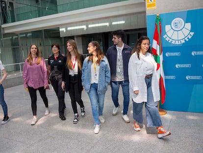 Un grupo de universitarios junto a una instructora de la Ertzaintza en la sede central de la Policía vasca, en Erandio (Bizkaia).