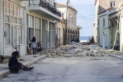Dos adolescentes murieron en la isla griega de Samos (sureste) después de que se hundiera el muro de un edificio por el sismo de magnitud 6,7 que golpeó con fuerza a esta isla del mar Egeo. En la imagen, una calle afectada por el terremoto en Samos (Grecia). 
