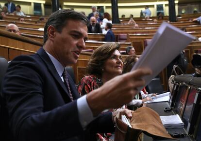 El presidente en funciones, Pedro Sánchez, ha comparecido este miércoles a petición propia para informar sobre los Consejos Europeos de este verano y para dar explicaciones sobre el Brexit. En la imagen, Pedro Sánchez junto a Carmen Calvo en el Congreso de los Diputados.