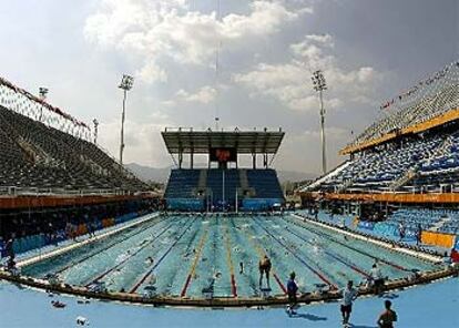 Algunos nadadores entrenan en la piscina olímpica.