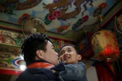 Un niño admira las pinturas en un templo en Taipéi (Taiwán) junto a su padre, el 16 de enero de 2016.