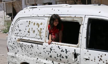 Una ni&ntilde;a mira desde una furgoneta tiroteada en la ciudad de Deraa, en el sur de Siria.