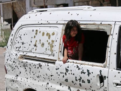 Una ni&ntilde;a mira desde una furgoneta tiroteada en la ciudad de Deraa, en el sur de Siria.