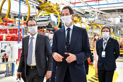 Visita de John Elkann, en el centro, a la mayor planta de Fiat, Mirafiori.