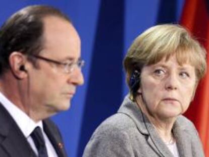 La canciller alemana, Angela Merkel (d) observa al presidente de Francia, François Hollande (i) durante una rueda de prensa celebrada en Berlín, Alemania. EFE/Archivo