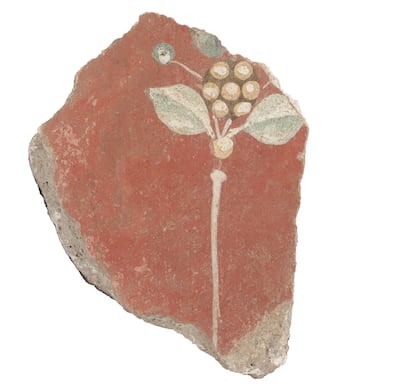 Un fragmento de pintura mural del Museo de Huesca con un fruto de la hiedra.