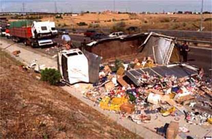 Los dos camiones involucrados en el accidente (al fondo, el del conductor fallecido), en la M-40.