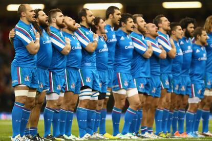Italia canta el himno antes de que comience la jornada inaugural del Seis Naciones.
