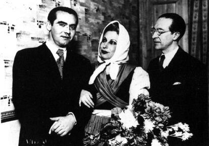 Lorca junto a Margarita Xirg&uacute; y Cipriano Rivas Cherif.