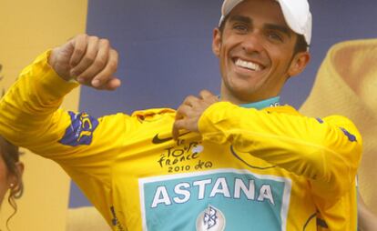 Contador se enfunda el maillot amarillo en la meta del Tourmalet