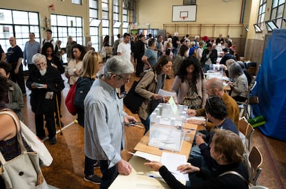 Votaciones en el instituto La Sedeta en el Eixample de Barcelona, este domingo.